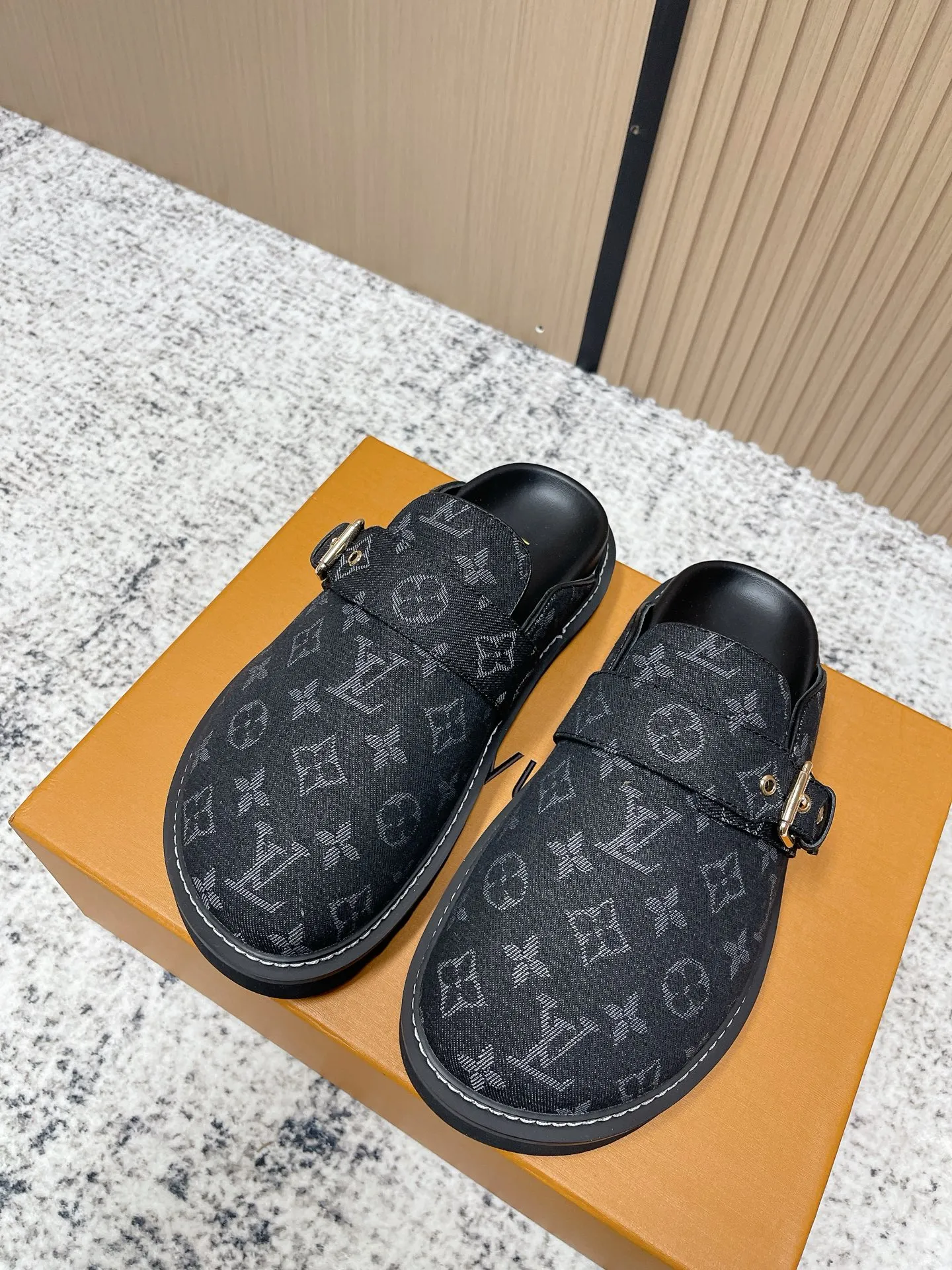 [L Family] P: 460💰 Size: 35-46 (female 40.41, male 45 46 custom-made) Top version Louis vuitton Lv new couple Birkenstock slippers. Cute and cute, not too good on the feet. Simple and high-end slingback design. Ready to wear and go. Good news for lazy people. Imported cowhide leather upper/imported old calico. Original hardware buckle, original molded high-density foam outsole.